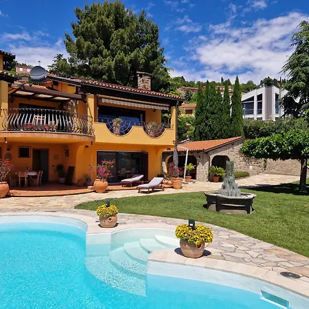 Superior Wisteria With Pool